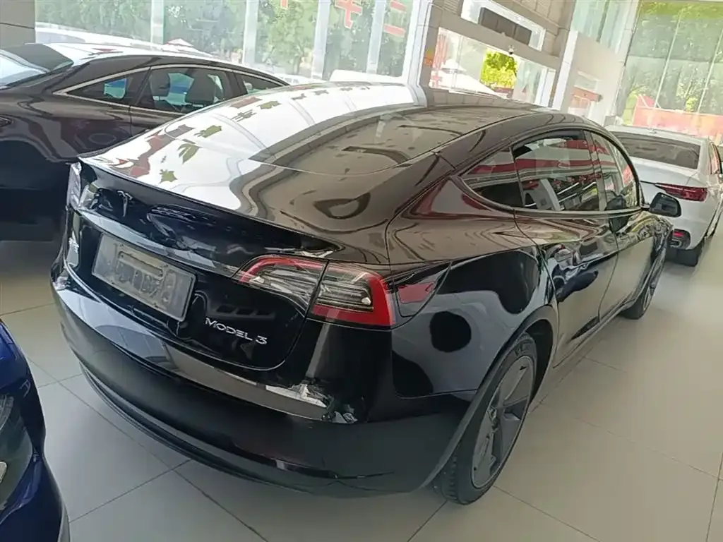 Tesla Model 3 — фото 8