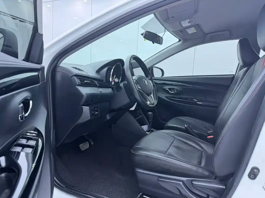 Toyota Yaris L — фото 8