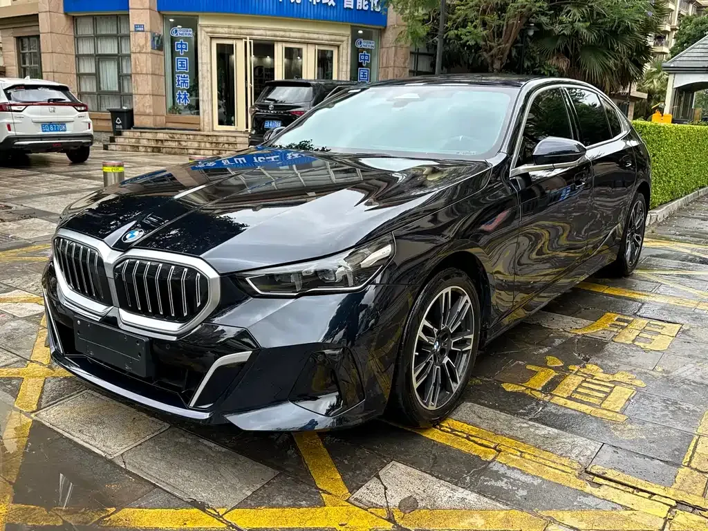 BMW 5 Series — фото 1