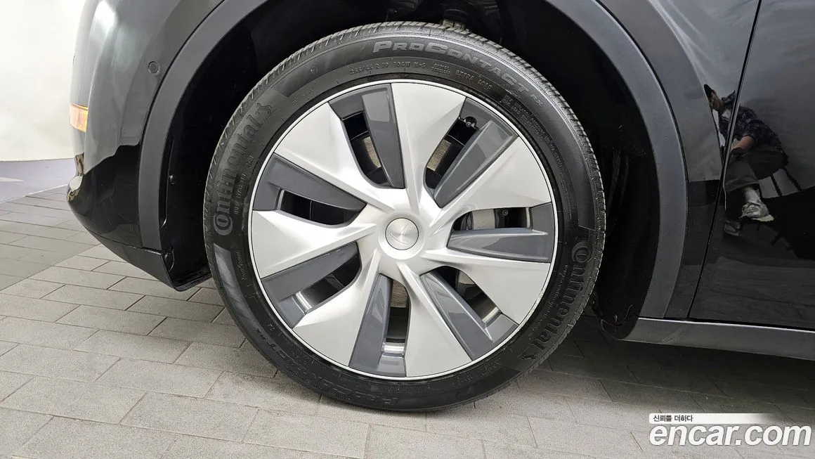 Tesla Model Y — фото 9