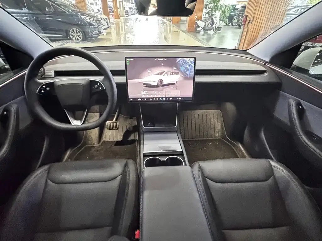 Tesla Model Y — фото 10