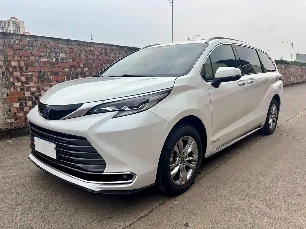 Toyota Sienna — фото 1