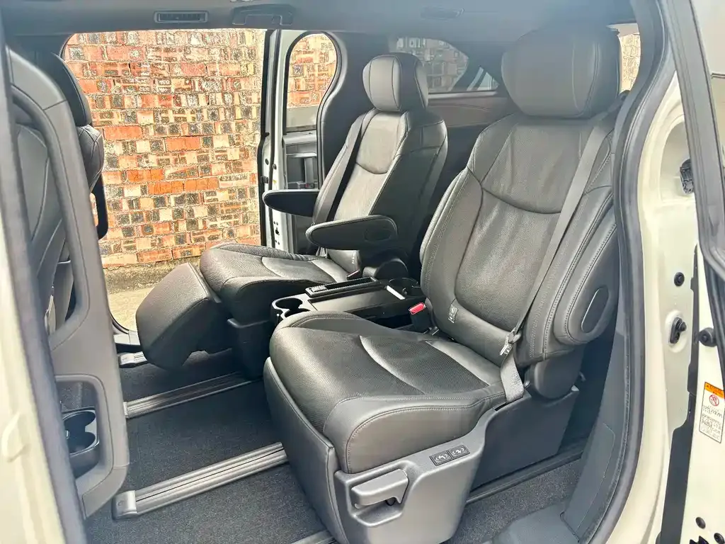 Toyota Sienna — фото 9