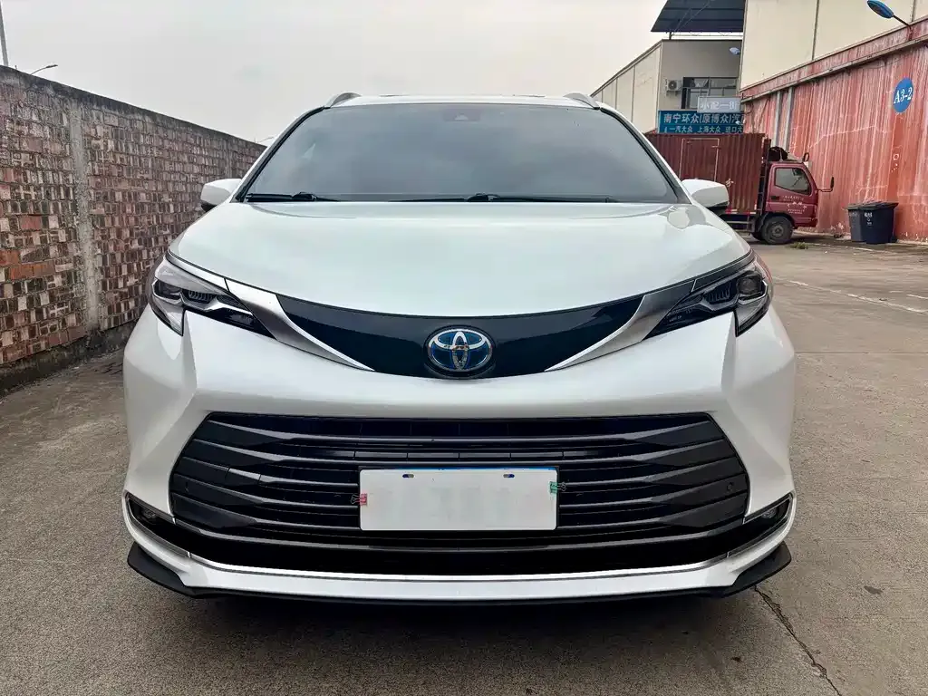 Toyota Sienna — фото 5