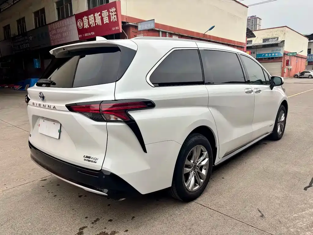 Toyota Sienna — фото 3