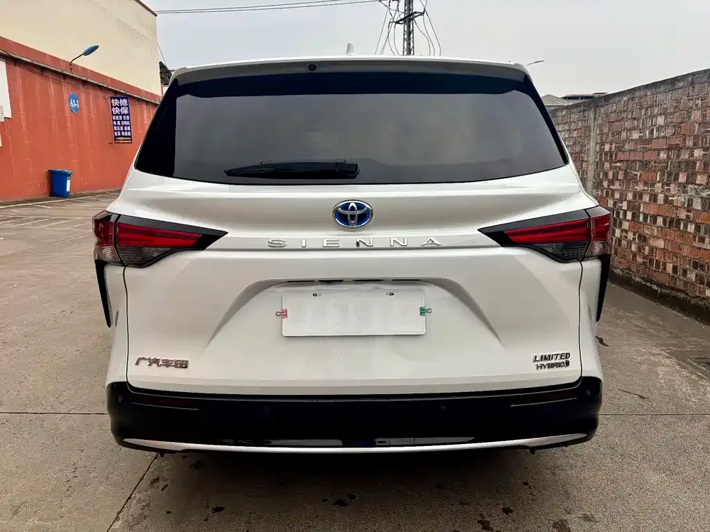 Toyota Sienna — фото 2