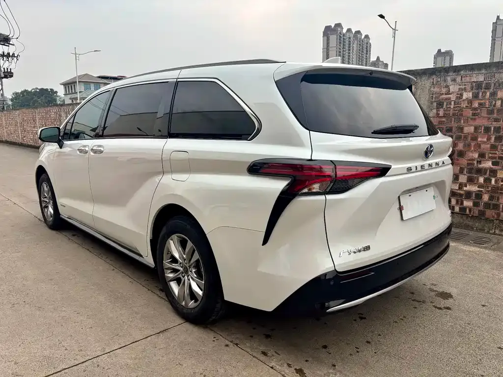 Toyota Sienna — фото 6