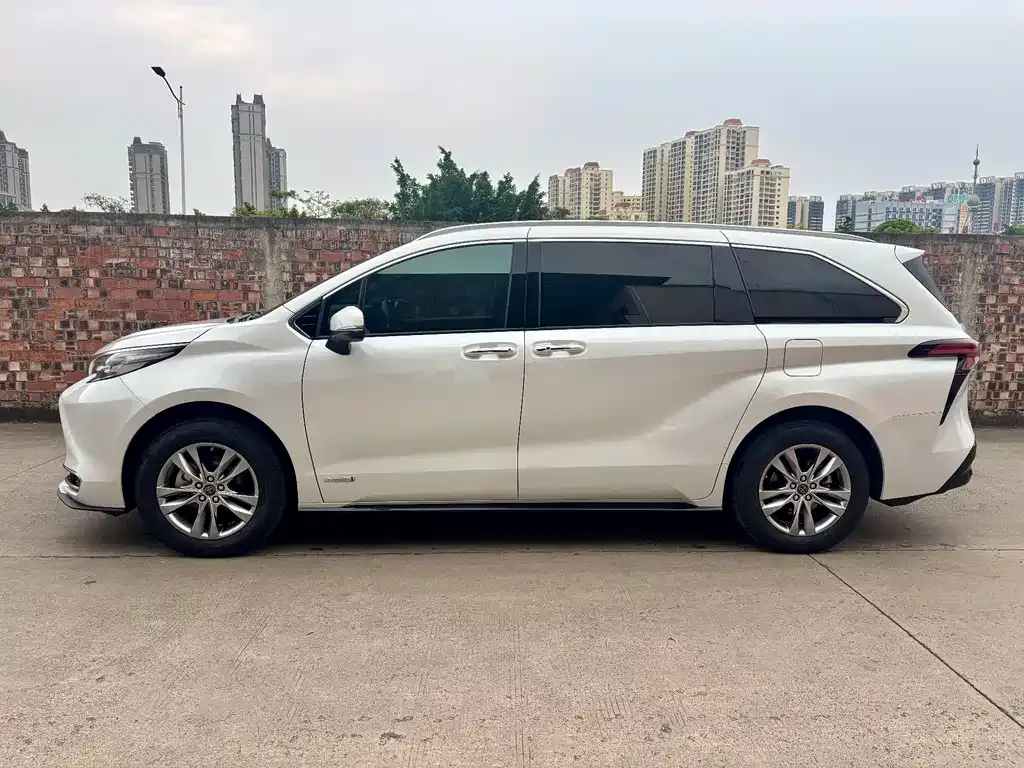 Toyota Sienna — фото 4