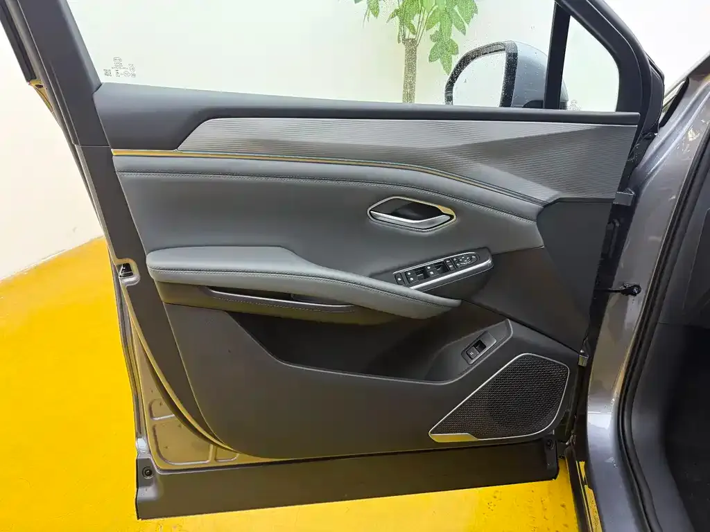 BYD L DM-i — фото 8