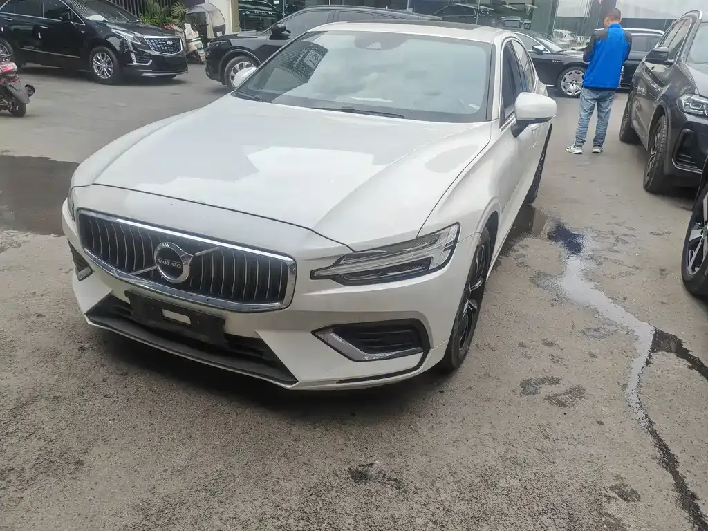 Volvo S60 — фото 1