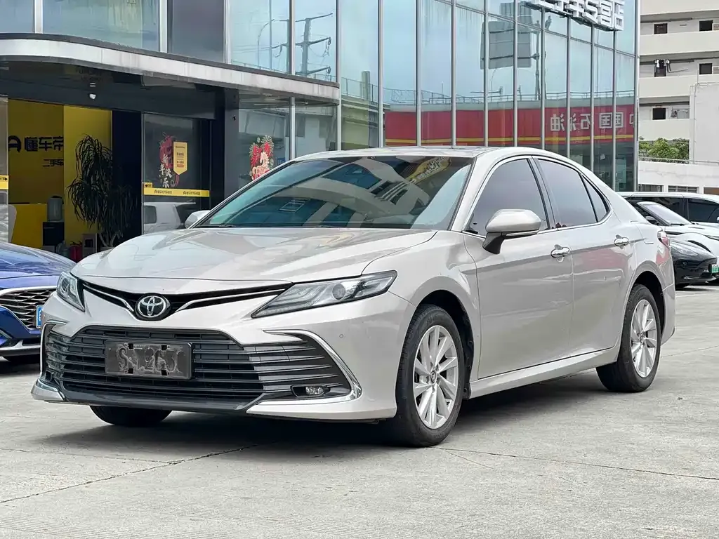Toyota Camry — фото 1