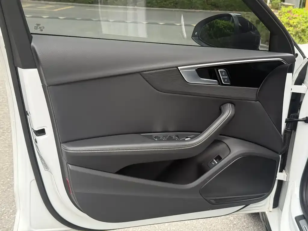 Audi A4L 2024 из CN, фото 2