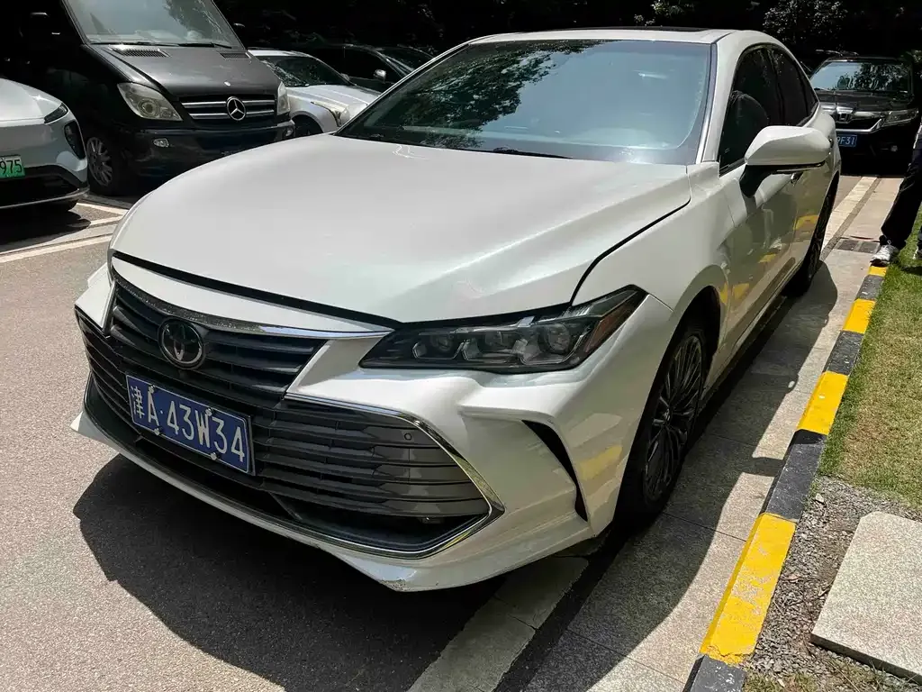 Toyota Avalon — фото 1