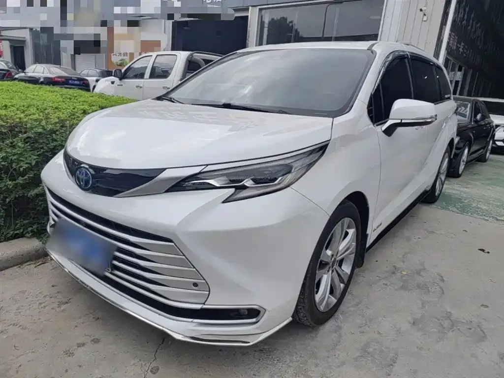 Toyota Sienna — фото 1