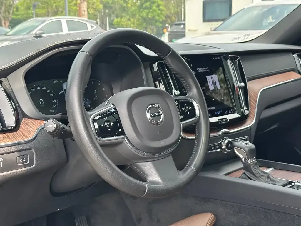 Volvo XC60 2021 из CN, фото 8