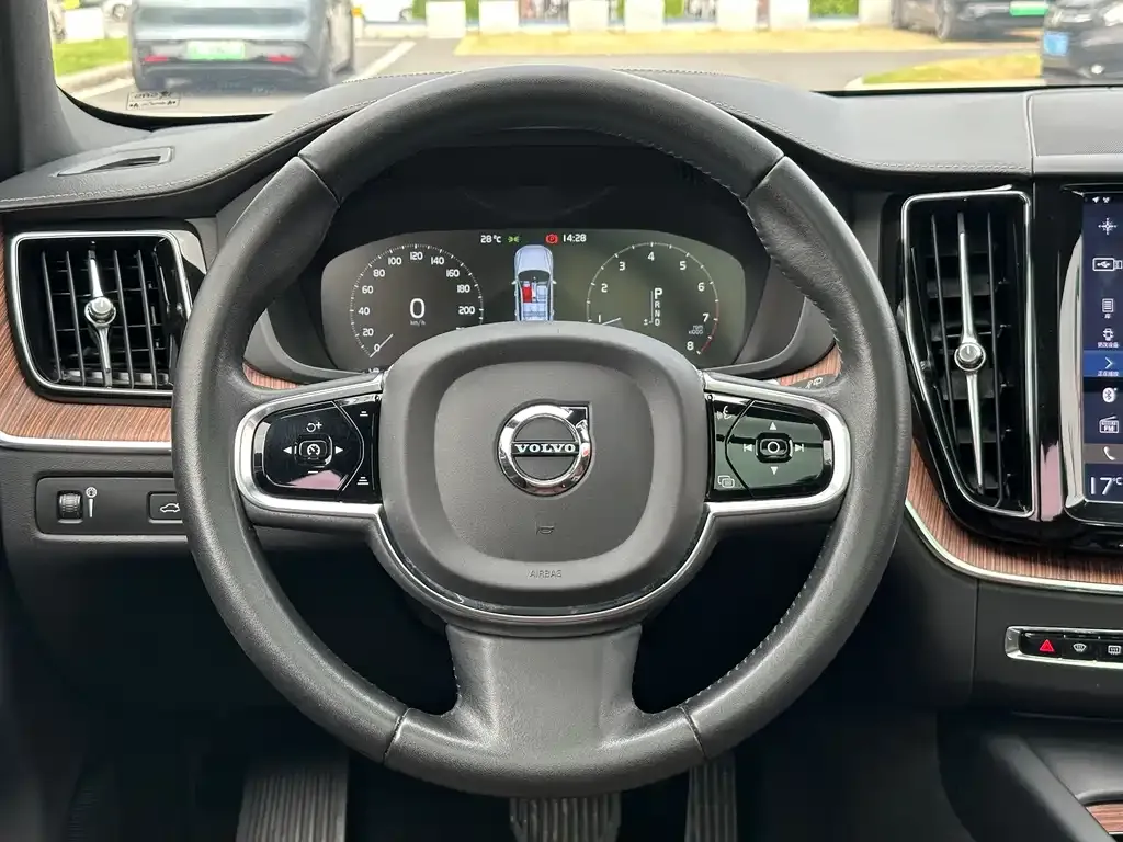 Volvo XC60 2021 из CN, фото 2