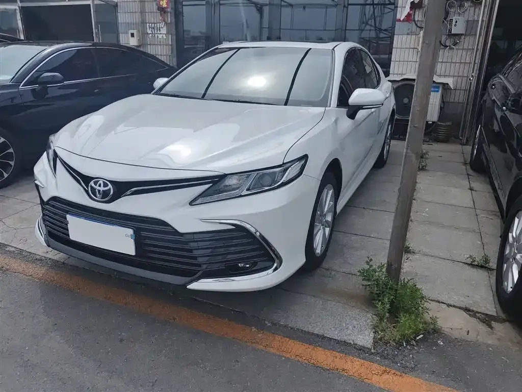 Toyota Camry — фото 1