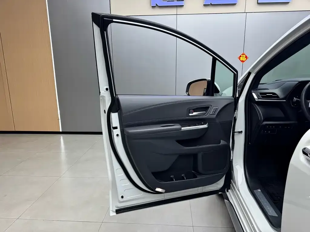 Toyota Granvia — фото 10