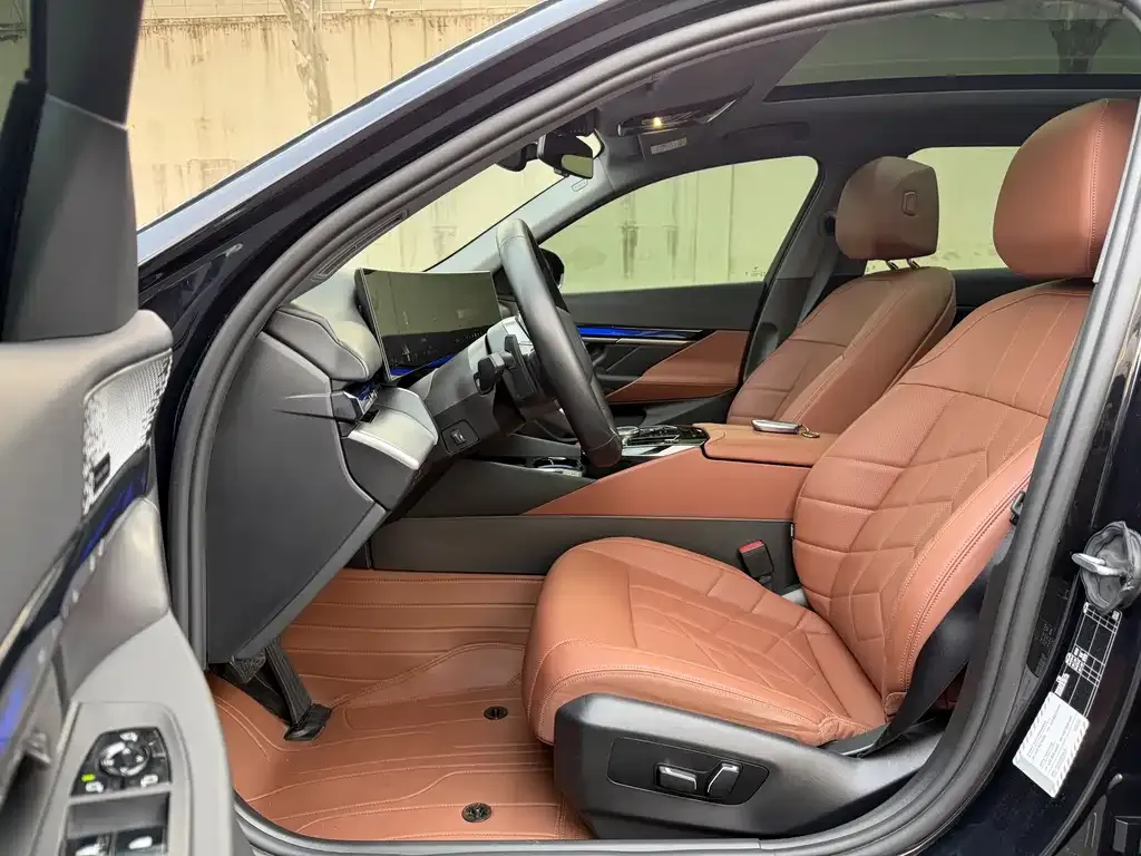 BMW 5 Series 2025 из CN, фото 4