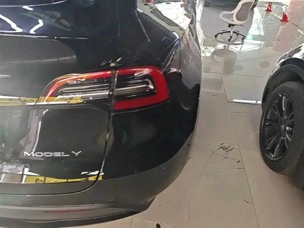 Tesla Model Y 2023 из CN, фото 3