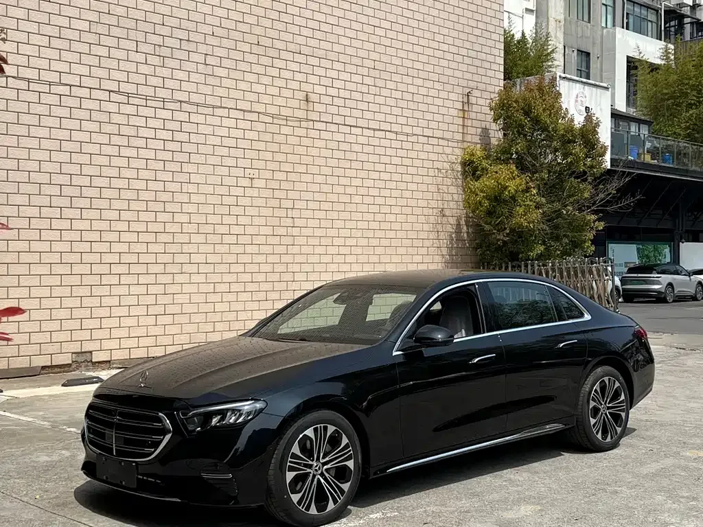 Mercedes-Benz E-Class — фото 1