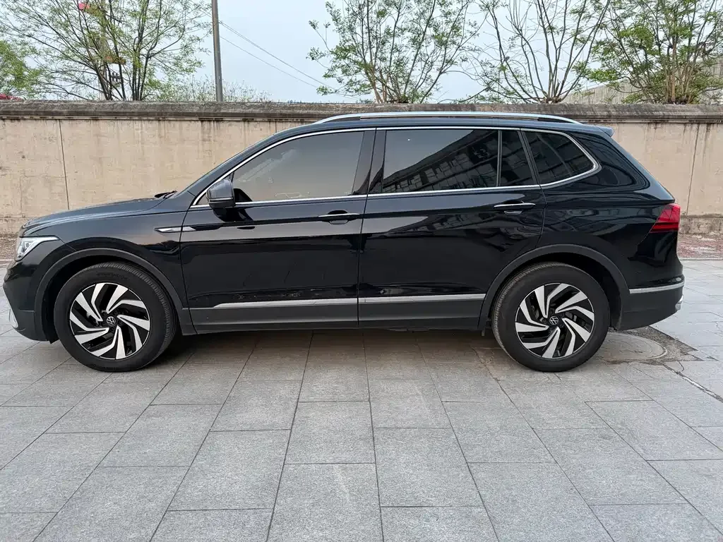 Volkswagen Tiguan L — фото 2