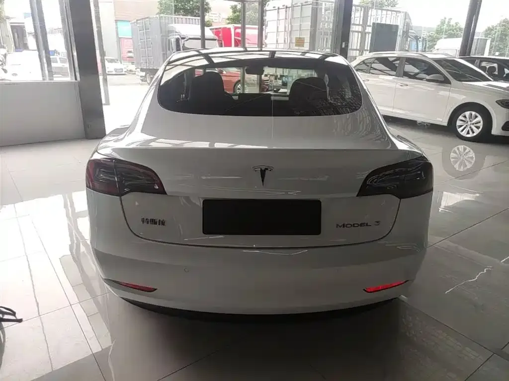 Tesla Model 3 — фото 10