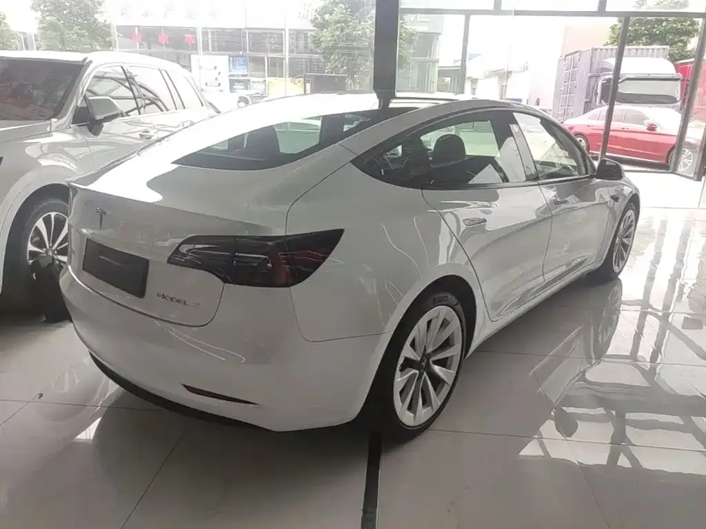 Tesla Model 3 — фото 3