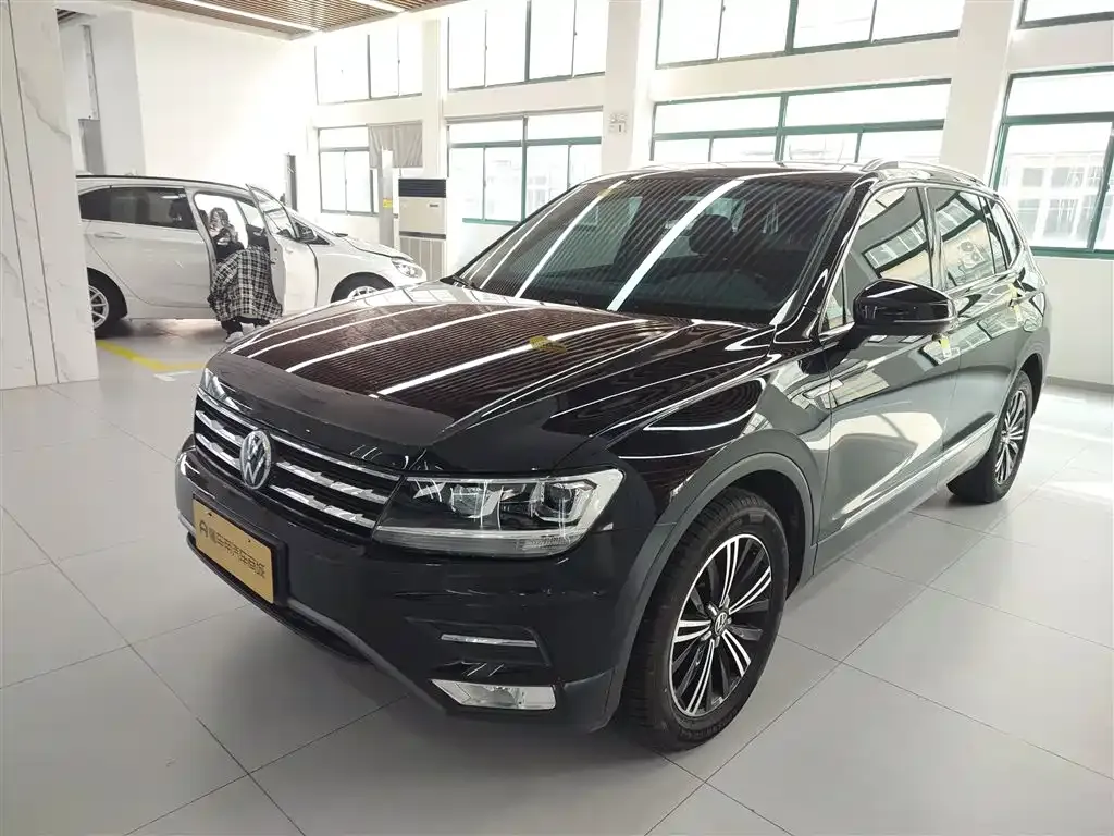 Volkswagen Tiguan L — фото 1