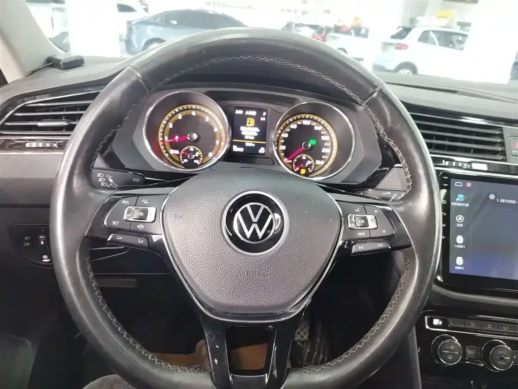 Volkswagen Tiguan L — фото 5