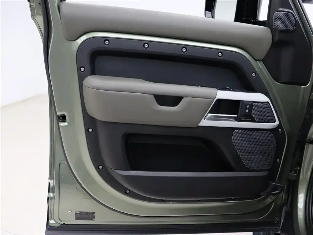 Land Rover Defender — фото 10
