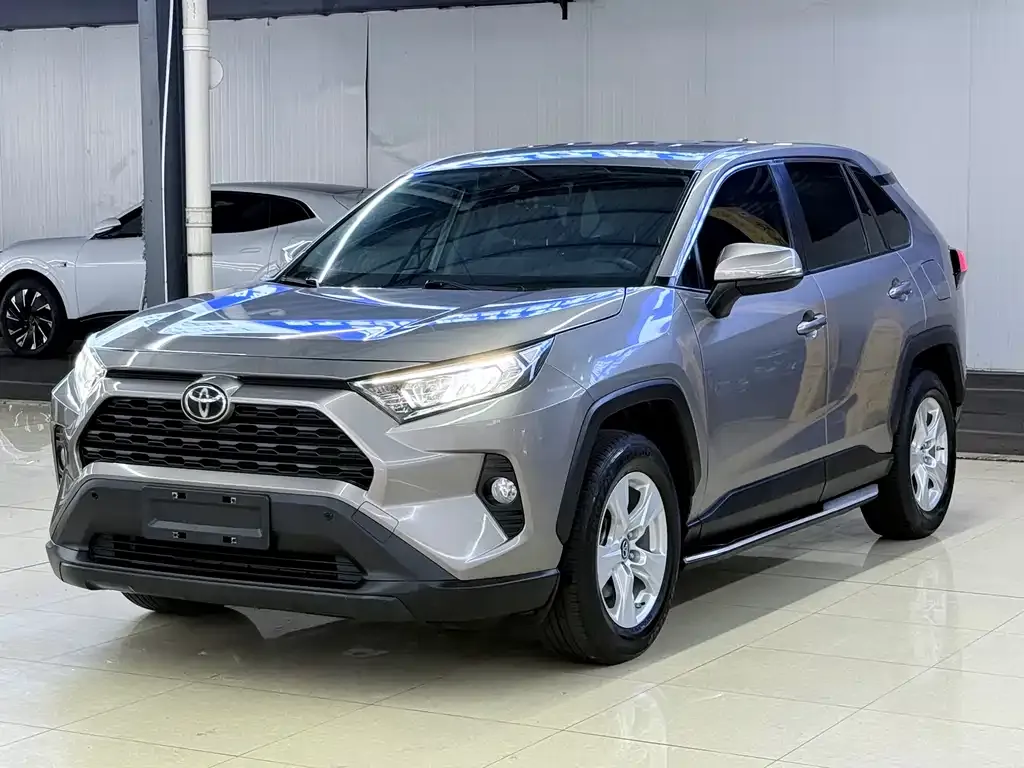 Toyota RAV4 — фото 1