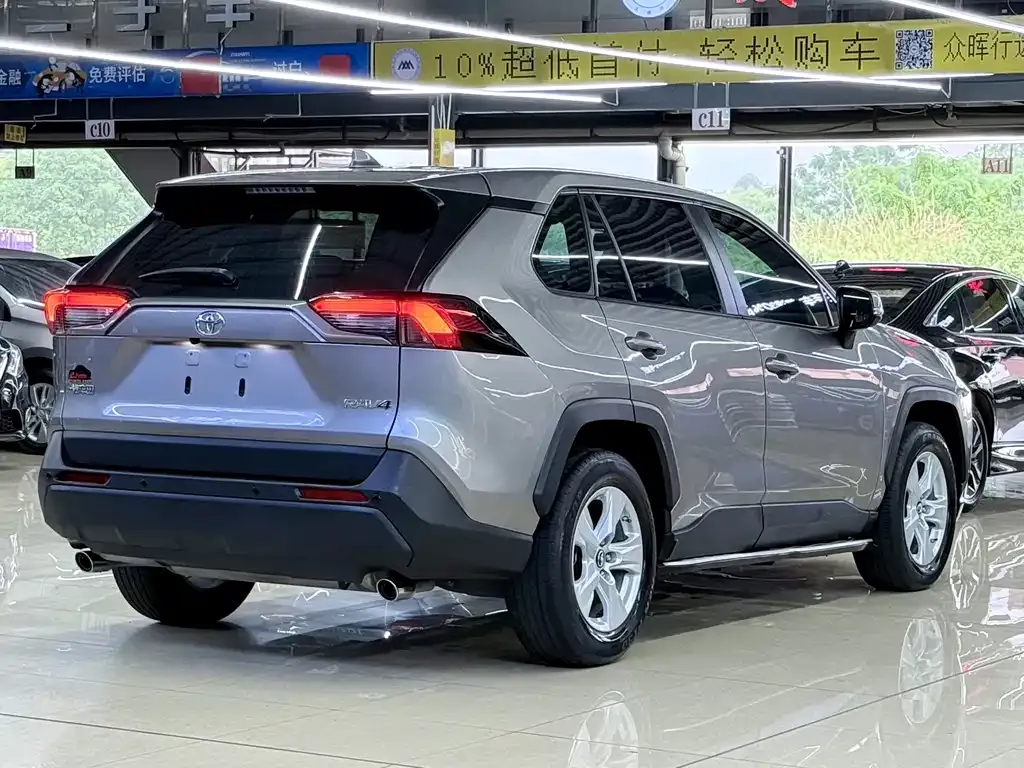 Toyota RAV4 — фото 9