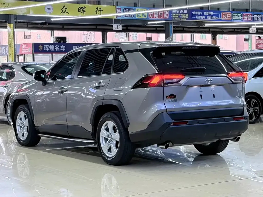 Toyota RAV4 — фото 7