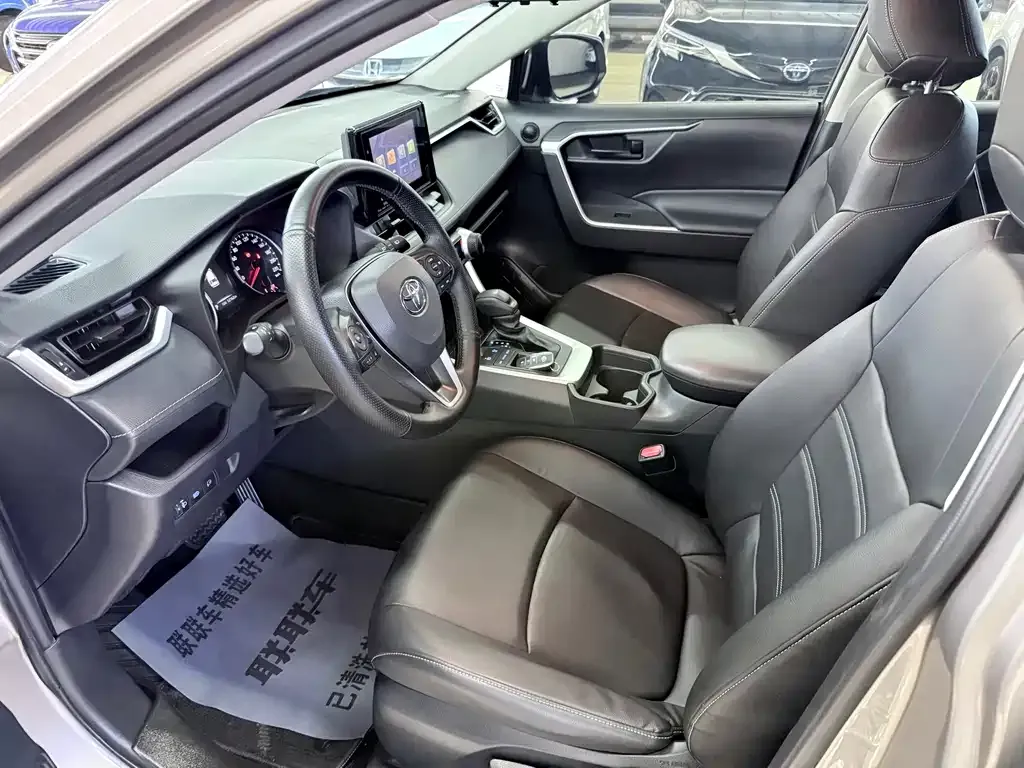 Toyota RAV4 — фото 8