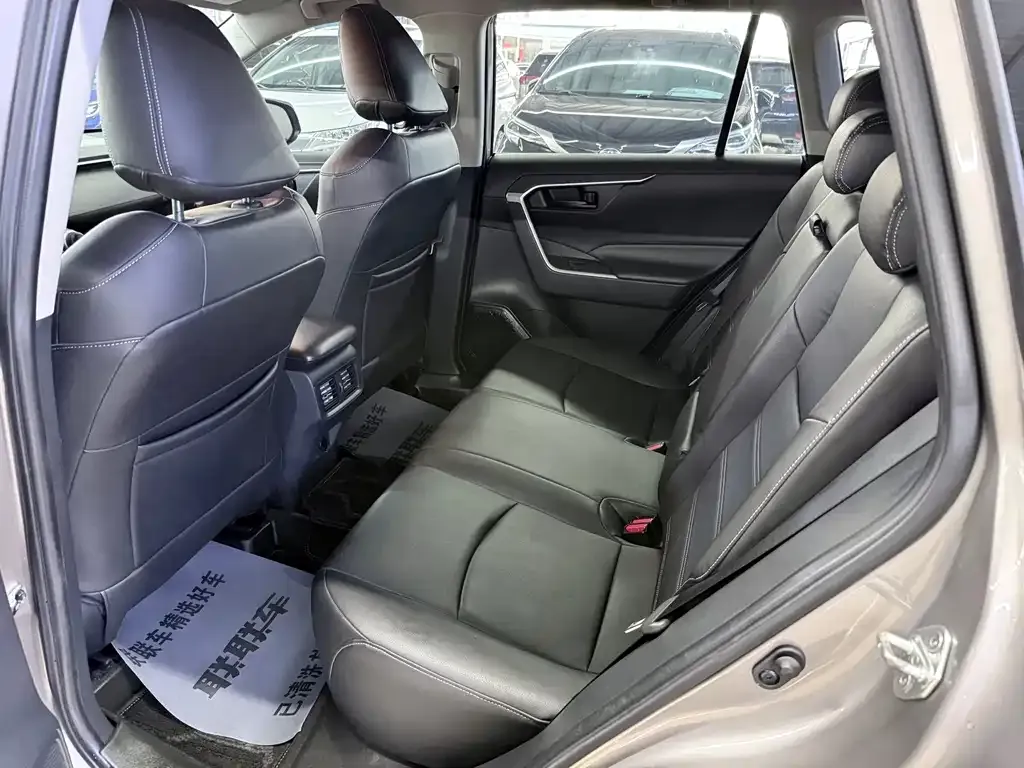 Toyota RAV4 — фото 2