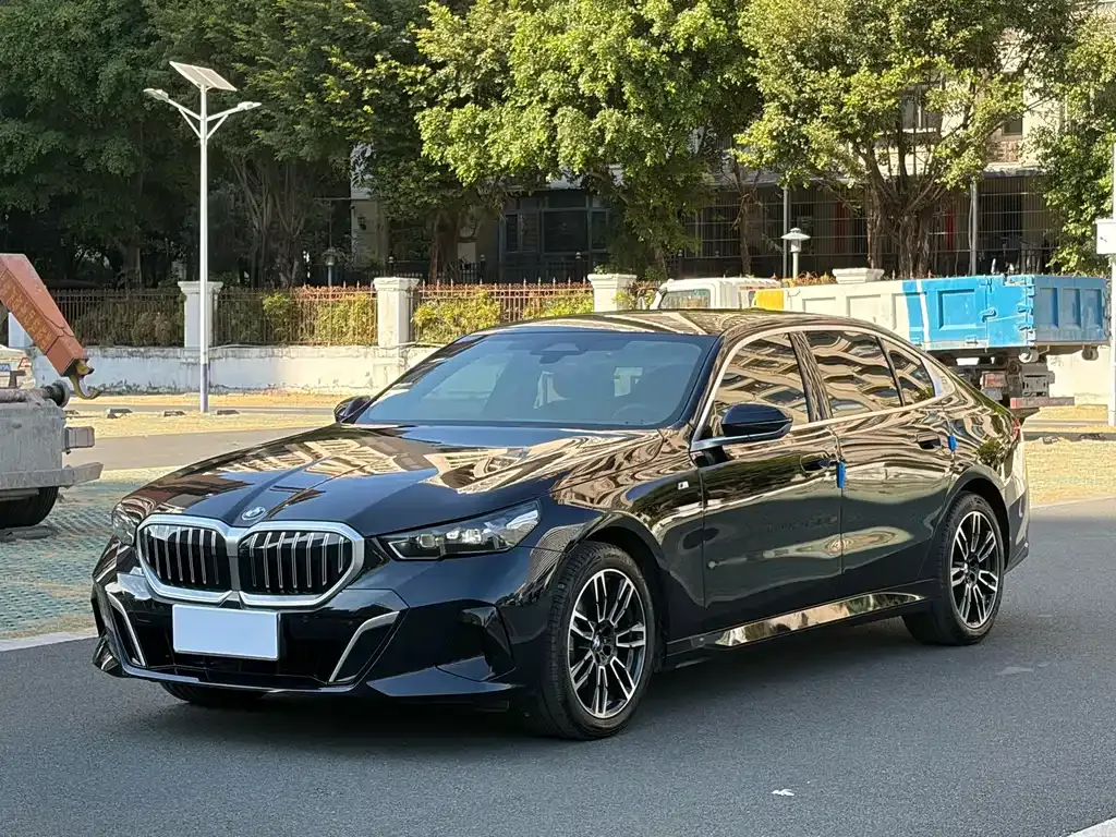 BMW 5 Series — фото 1