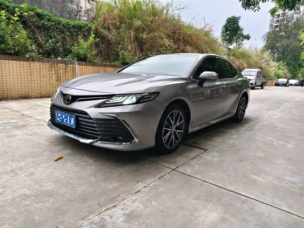 Toyota Camry — фото 1