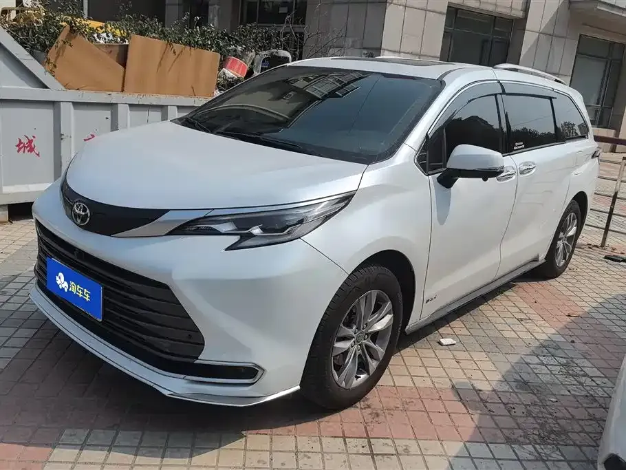 Toyota Sienna — фото 1