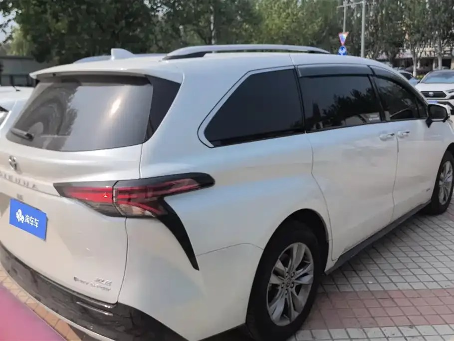Toyota Sienna — фото 4