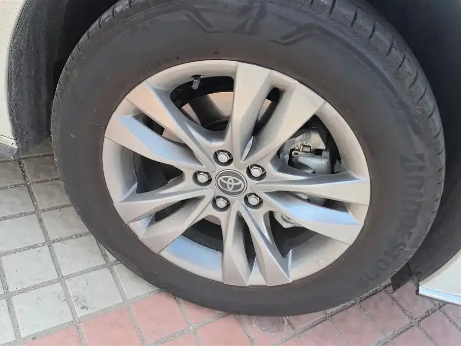 Toyota Sienna — фото 3