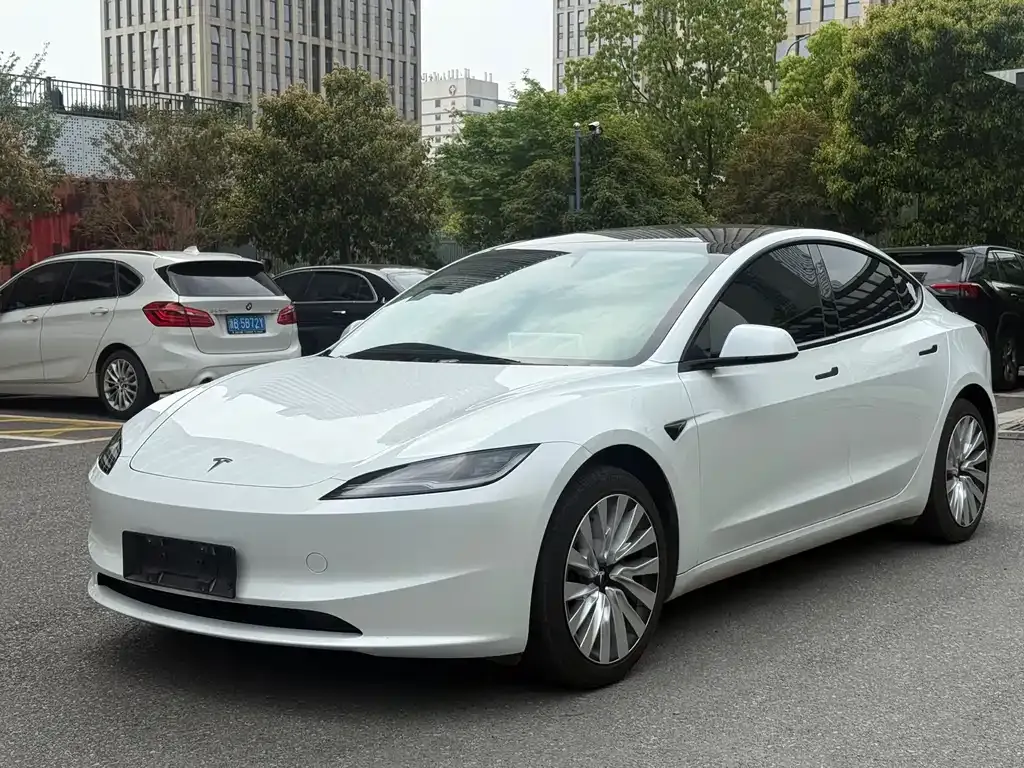 Tesla Model 3 — фото 1