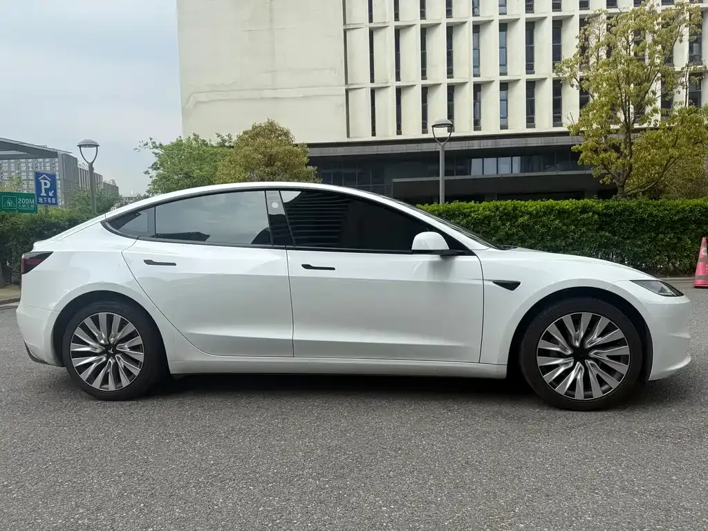 Tesla Model 3 — фото 10