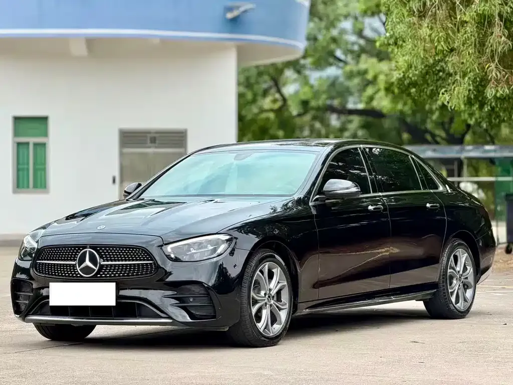 Mercedes-Benz E-Class — фото 1