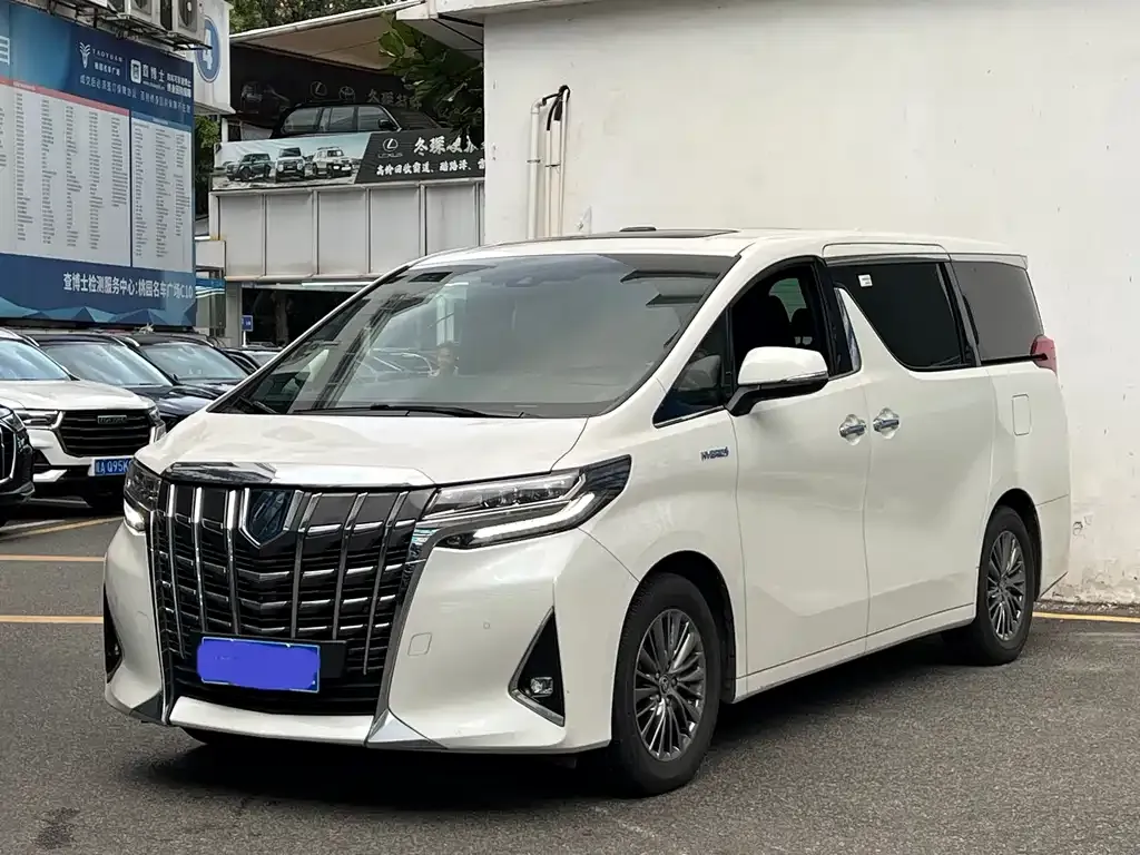 Toyota Alphard — фото 1