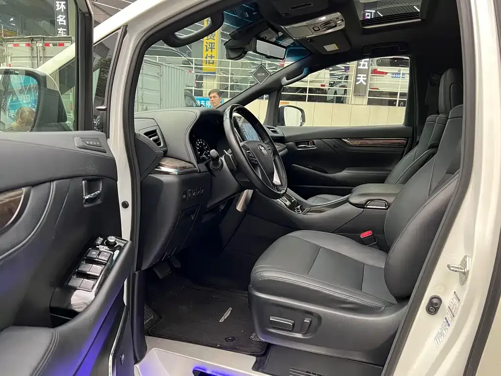 Toyota Alphard — фото 8