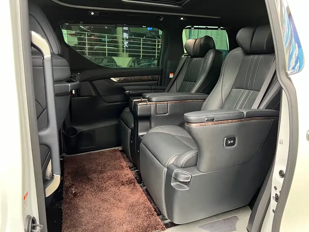 Toyota Alphard — фото 2
