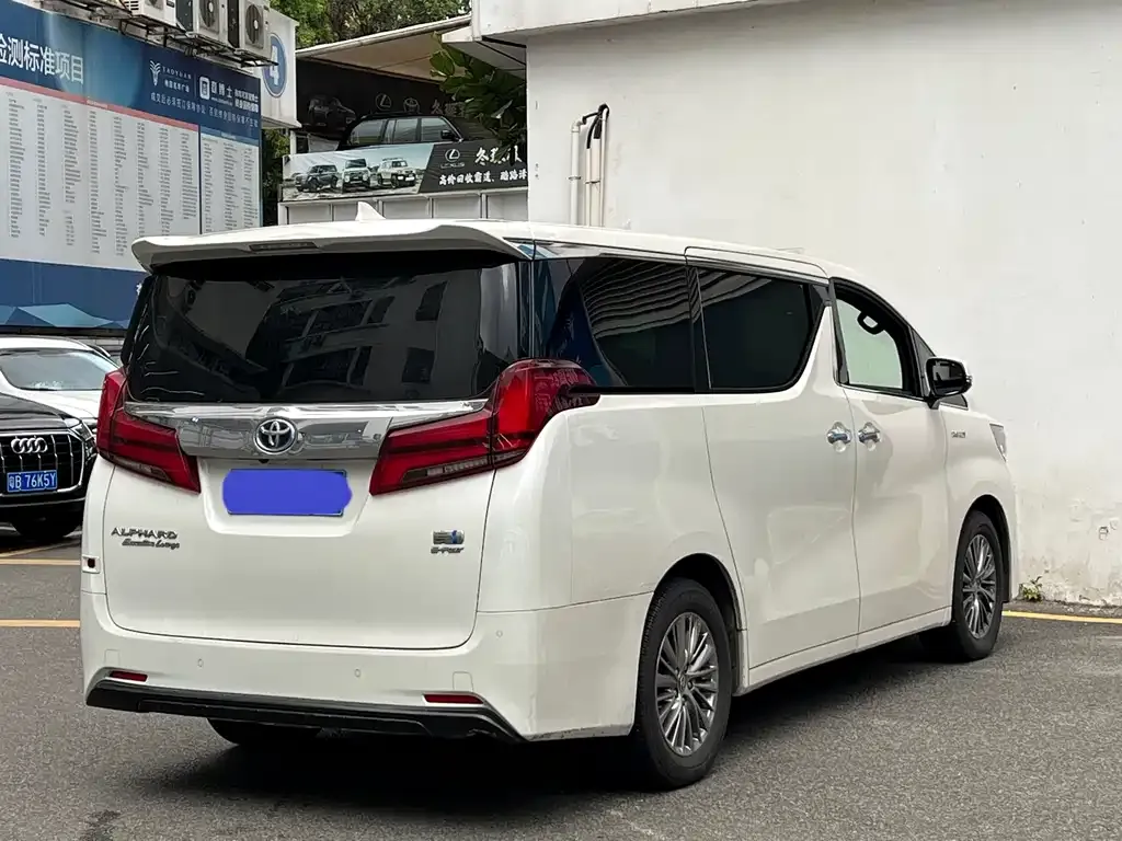 Toyota Alphard — фото 9