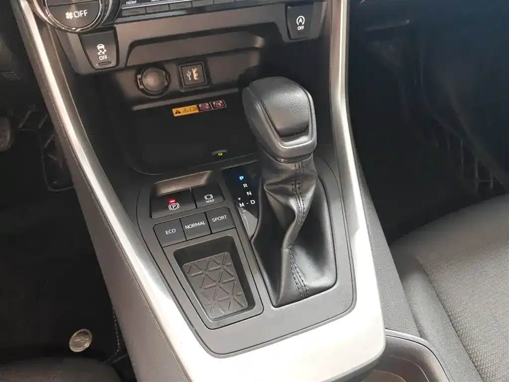 Toyota RAV4 — фото 3