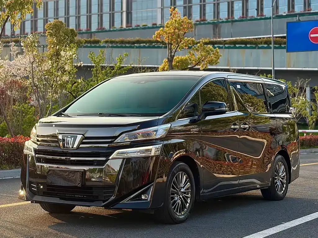 Toyota Vellfire — фото 1